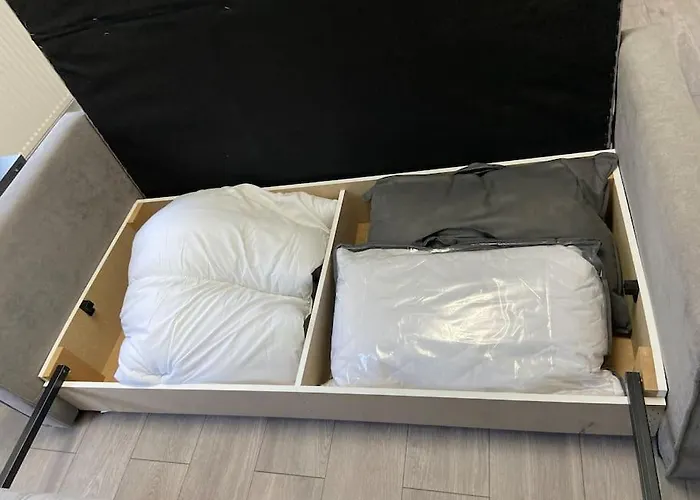 2 Bedroom Flat In London