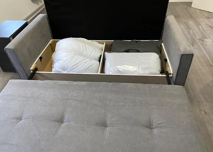 2 Bedroom Flat In London